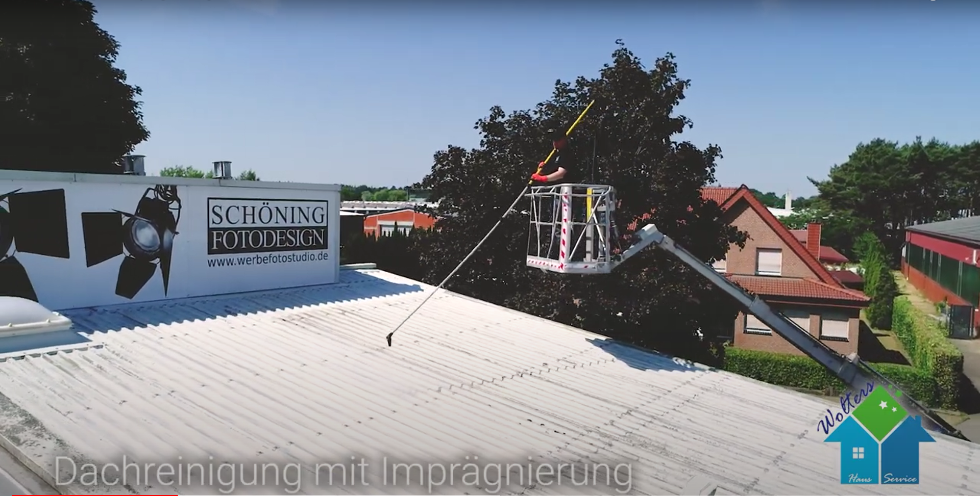 Christian Wolters bei der fachgerechten Versiegelung eines Daches.