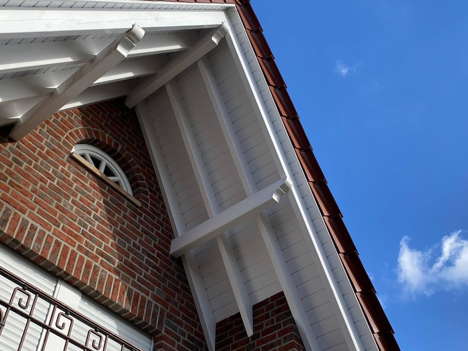 Detailaufnahme eines gesch&uuml;tzten Dachrandes.